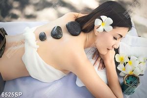 Tranh người đẹp nằm massage đá thư giãn SP6525