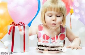 Tranh bé gái thổi nến bánh kem