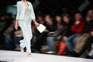 Tranh người mẫu trên sàn catwalk