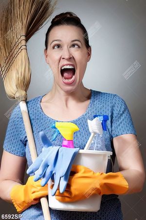 Tranh cô gái cầm chổi