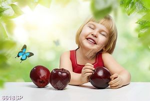 Tranh bé gái và táo đỏ SP6618