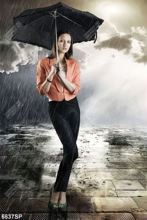 Tranh cô gái đứng che ô SP6637