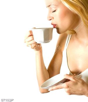 Tranh cô gái uống café SP6715