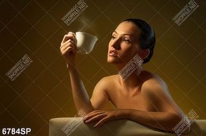 Tranh người đẹp cầm ly trà nóng SP6784