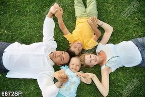 Tranh gia đình nằm trên thảm cỏ xanh