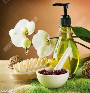 Tranh hoa lan trắng và tinh dầu thơm