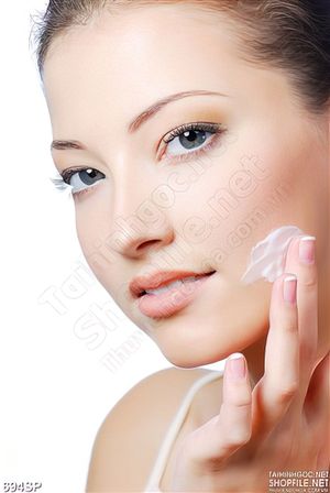 Tranh cô gái đẹp và kem dưỡng da
