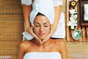 Tranh in wall cô gái thư giãn tại spa