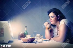 Tranh cô nàng béo ngồi xem tivi