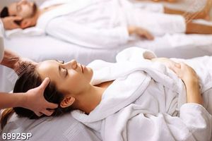 Tranh cô gái nằm massage thư giãn SP6992