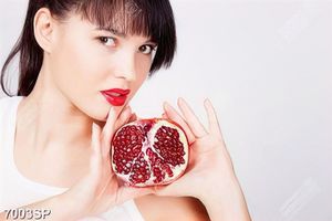 Tranh cô gái cầm trái lựu đỏ