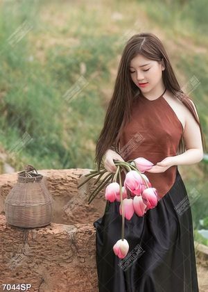 Tranh thiếu nữ cầm hoa sen SP7044