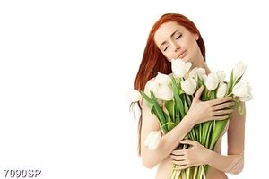 Tranh người đẹp ôm bó hoa tulip trắng