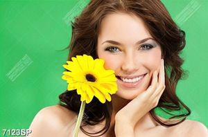 Tranh cô gái cầm bông hoa vàng