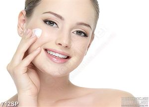 Tranh cô gái đẹp chăm sóc da