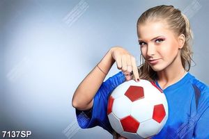 Tranh cô gái cầm quả bóng SP7137