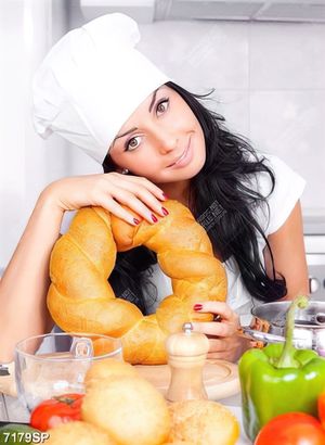Tranh cô gái cầm bánh mỳ vòng