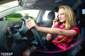 Tranh cô gái ngồi trong xe ô tô