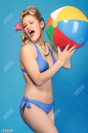 Tranh cô gái cầm quả bóng