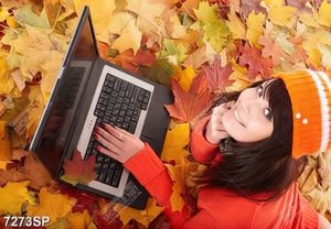 Tranh cô gái trẻ ngồi trên lá vàng mùa thu SP7273