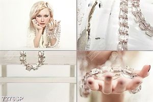 Tranh bộ ghép cô gái và chuỗi hạt