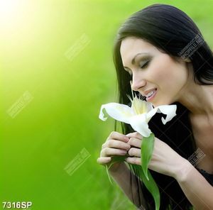 Tranh cô gái cầm hoa ly trắng SP7316