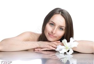 Tranh cô gái bên nhành hoa lan trắng