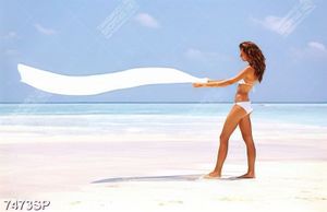 Tranh người đẹp đứng bên bãi biển SP7473