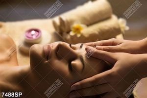 Tranh cô gái nằm massage thư giãn SP7488