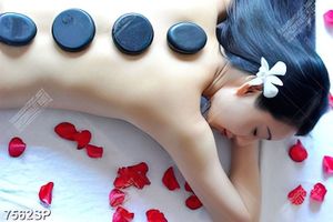 Tranh cô gái nằm mát xa đá nóng SP7562