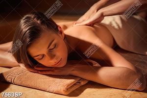 Tranh cô gái nằm mát xa thư giãn SP7563