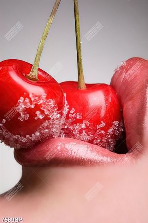 Tranh đôi môi cắn cherry