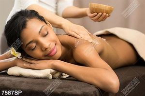 Tranh cô gái nằm chăm sóc da SP7587