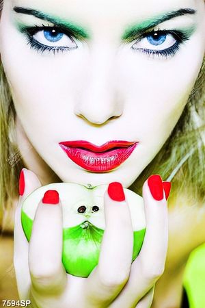 Tranh gương mặt makeup nghệ thuật