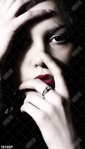 Tranh gương mặt cô gái đẹp