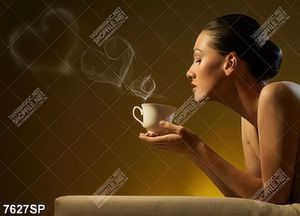 Tranh cô gái cầm cốc trà nóng