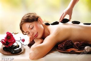 Tranh cô gái nằm massage đá nóng thư giãn