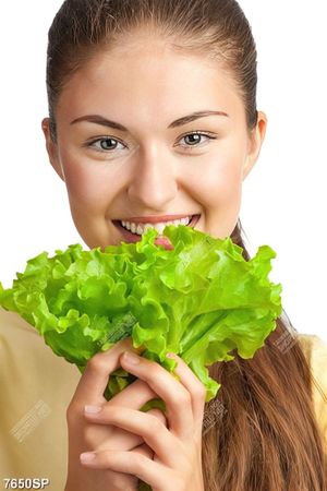 Tranh cô gái cầm rau xà lách xanh