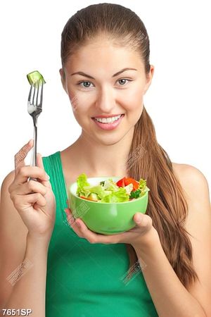 Tranh cô gái cầm bát salat SP7651