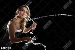 Tranh nghệ thuật cô gái và hai ly nước