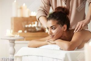 Tranh cô gái nằm massage thư giãn SP7691