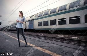 Tranh cô gái đứng bên đoàn tàu