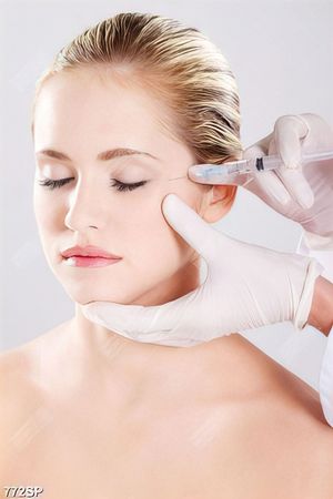 Tranh người mẫu spa tiêm filer