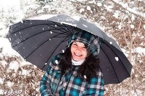 Tranh cô gái trẻ đứng che ô dưới mưa tuyết