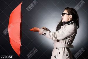 Tranh cô gái cầm chiếc ô đỏ