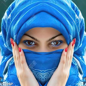 Tranh người đẹp trùm chiếc khăn xanh