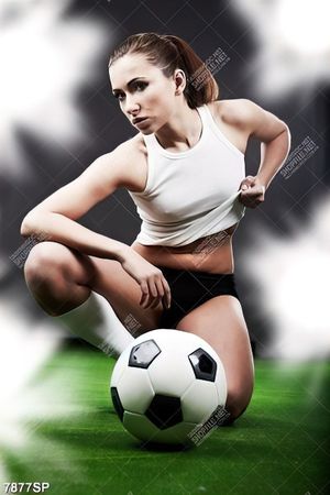 Tranh cô gái và quả bóng