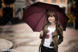 Tranh cô gái đứng che ô SP7885