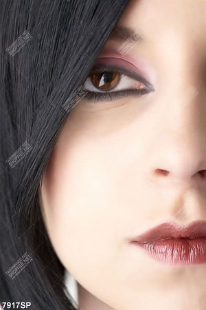 Tranh gương mặt cô gái