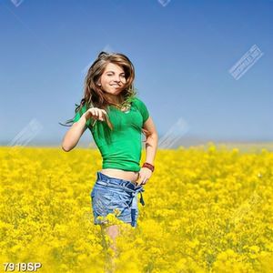 Tranh cô gái đứng giữa cánh đồng hoa vàng